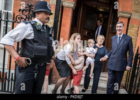 Giacobbe Rees-Mogg e la sua famiglia sono confrontati da anti-capitalista manifestanti dalla guerra di classe gruppo attivista al di fuori della sua casa di Westminster. Londra, Regno Unito. Foto Stock