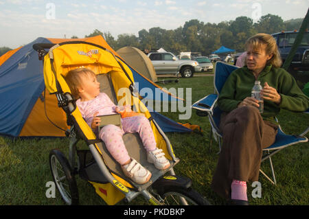 Musica Bluegrass & Folk Music all'anguria Park Fest combina un bel weekend di moonlight Campin' e Pickin' sul fiume. Foto Stock