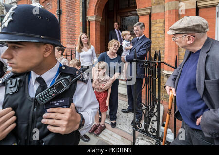 Giacobbe Rees-Mogg e la sua famiglia sono confrontati da anti-capitalista manifestanti dalla guerra di classe gruppo attivista al di fuori della sua casa di Westminster. Londra, Regno Unito. Foto Stock