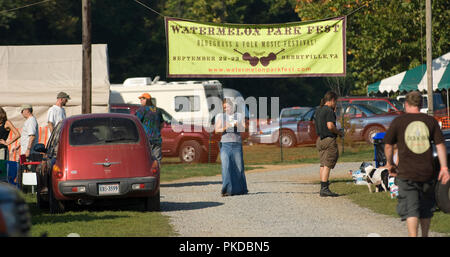 Musica Bluegrass & Folk Music all'anguria Park Fest combina un bel weekend di moonlight Campin' e Pickin' sul fiume. Foto Stock