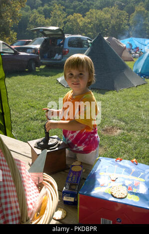 Musica Bluegrass & Folk Music all'anguria Park Fest combina un bel weekend di moonlight Campin' e Pickin' sul fiume. Foto Stock