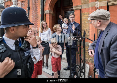 Giacobbe Rees-Mogg e la sua famiglia sono confrontati da anti-capitalista manifestanti dalla guerra di classe gruppo attivista al di fuori della sua casa di Westminster. Londra, Regno Unito. Foto Stock