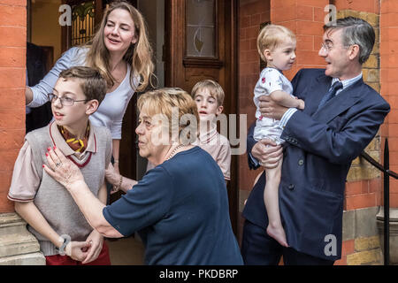 Giacobbe Rees-Mogg e la sua famiglia sono confrontati da anti-capitalista manifestanti dalla guerra di classe gruppo attivista al di fuori della sua casa di Westminster. Londra, Regno Unito. Foto Stock