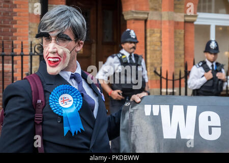 Giacobbe Rees-Mogg e la sua famiglia sono confrontati da anti-capitalista manifestanti dalla guerra di classe gruppo attivista al di fuori della sua casa di Westminster. Londra, Regno Unito. Foto Stock