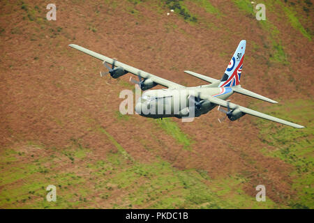 RAF Hercules C-130 in Mach Loop, il Galles del Nord, Regno Unito Foto Stock