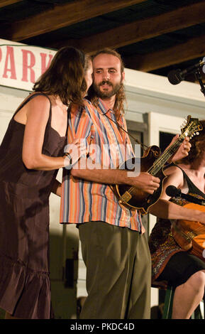 Musica Bluegrass & Folk Music all'anguria Park Fest combina un bel weekend di moonlight Campin' e Pickin' sul fiume. Foto Stock