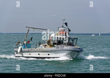 Solitario pescatore commerciale John Guy nel Solent vicino a Cowes durante la Cowes Week regata. Foto Stock