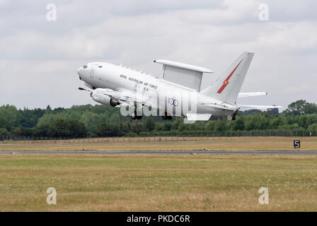 Royal Australian Air Force Boeing 737 Wedgetail Airborne Early Warning aereo decolla da RAF Fairford dopo la RIAT Foto Stock