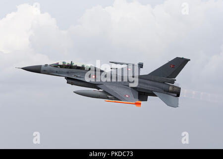 Un sedile due Lockheed Martin F-16 jet da combattimento dal danese Air Force si diparte RAF Fairford dopo aver partecipato al Royal International Air Tattoo Foto Stock