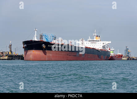 Greggio sfuso Petroliera Elandra Falcon ormeggiato a Fawley raffineria in Southampton acqua nel sud del Regno Unito Foto Stock