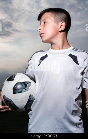 Ragazzo-10-11 anni in kit calcio,Surrey, Regno Unito Foto Stock