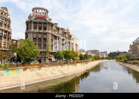 Vista generale giù il fiume Dâmbovița a Bucarest, in Romania. Foto Stock
