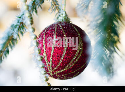 Albero di natale giocattolo. Decorazione su un albero di Natale. Foto Stock