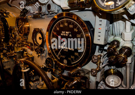 Calibro di profondità e di altri indicatori sulla USS Bowfin un sottomarino della Seconda guerra mondiale sul display a Pearl Harbor, Hawaii. Foto Stock