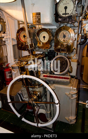 Volante e i manometri all'interno della seconda guerra mondiale il sottomarino USS Bowfin (1942) sul display in Pearl Harbor, Hawaii. Foto Stock