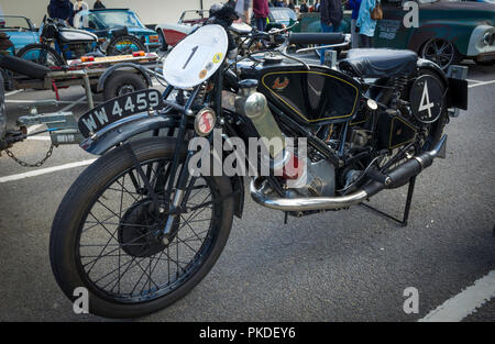 Un 1928 Scott lavora TT racing motor cycle a un motore storico raduno a settembre 2018 a Saltburn Cleveland, Regno Unito Foto Stock