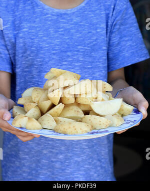 Raw Spicchi di patate Foto Stock