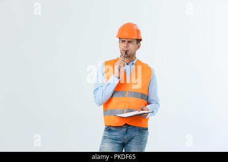 Ritratto di grave un architetto o un ingegnere di scrittura o di prendere appunti su una clipboard isolati su sfondo bianco Foto Stock