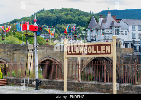 LLANGOLLEN Galles, Regno Unito - 2 Settembre 2018: Vista della stazione di Llangollen firmare il Galles del Nord Foto Stock