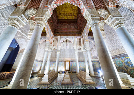 Marrakech, Marocco - 30 dicembre 2017: la camera con dodici colonne in Tombe Saadiane. Queste tombe sono sepolcri di Saadi membri della dinastia Foto Stock