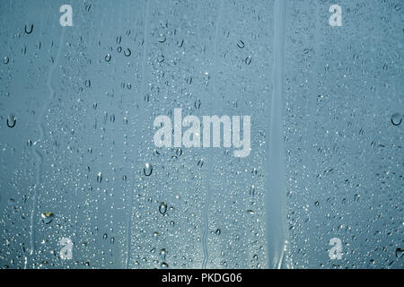 Parabrezza per auto coperto di gocce di pioggia/texture di sfondo Foto Stock