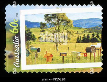 AUSTRALIA - circa 2012:annullato un francobollo da Australia che mostra una varietà di mailboxs in diversi colori e forme ed eretto in fila, Foto Stock