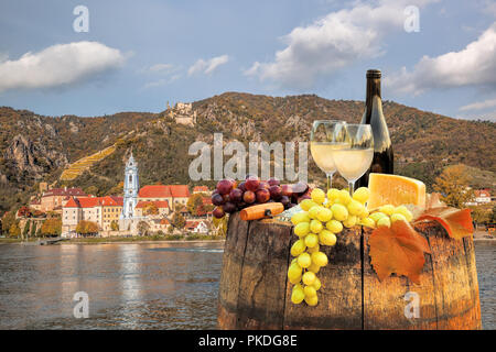 Una bottiglia di vino sulla canna con Durnstein villaggio nella valle di Wachau, Austria Foto Stock