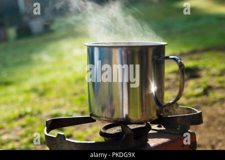 Punto di ebollizione di acqua per la cottura a vapore in montagna per tè e caffè Foto Stock