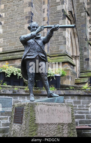 Statua di Ammiraglio di Adam Duncan fuori dalla cattedrale di St Paul sulla High Street a Dundee, costruito sul sito dell'ex castello medievale, Scozia Foto Stock