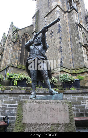 Statua di Ammiraglio di Adam Duncan fuori dalla cattedrale di St Paul sulla High Street a Dundee, costruito sul sito dell'ex castello medievale, Scozia Foto Stock