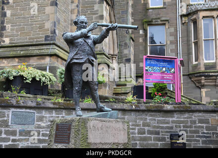 Statua di Ammiraglio di Adam Duncan fuori dalla cattedrale di St Paul sulla High Street a Dundee, costruito sul sito dell'ex castello medievale, Scozia Foto Stock