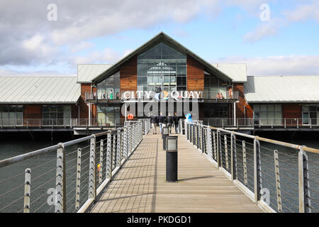 Il City Quay di riconversione, su Victoria Dock, a Dundee, su Tayside, in Scozia, Regno Unito Foto Stock