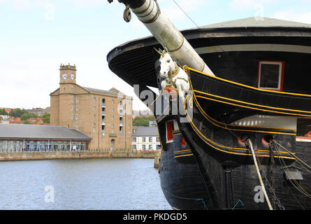 HMS Unicorn su Victoria Dock nella città di Dundee, utilizzato come marina e parte del City Quay di riconversione, su Tayside, in Scozia, Regno Unito Foto Stock