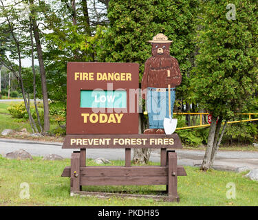 Pericolo di incendio oggi segno con Smokey Bear nel Parco Adirondack, NY USA Foto Stock