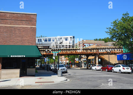 Un Loop bound L treno passa oltre la strada a Chicago il lato nord Lincoln Square quartiere. Foto Stock