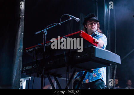 Canadian-American musicista Matt Mays e la sua band in esecuzione al Skookum Music Festival di Stanley Park a Vancouver, BC il 7 settembre 2018 Foto Stock