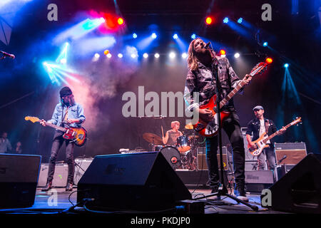 Canadian-American musicista Matt Mays e la sua band in esecuzione al Skookum Music Festival di Stanley Park a Vancouver, BC il 7 settembre 2018 Foto Stock