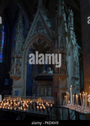 Tomba di San Yves, patrono dei bretoni e avvocati, Cattedrale di Treguier, Brittany, Francia. Foto Stock