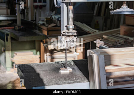 Momenti in un tipico impianto per la lavorazione del legno in Italia. Dettagli di elementi in legno, strumenti blade e artigiani generale set. Foto Stock