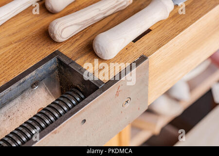 Momenti in un tipico impianto per la lavorazione del legno in Italia. Dettagli di elementi in legno, strumenti blade e artigiani generale set. Foto Stock