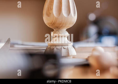 Momenti in un tipico impianto per la lavorazione del legno in Italia. Dettagli di elementi in legno, strumenti blade e artigiani generale set. Foto Stock