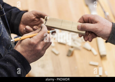 I dettagli del processo di progettazione durante una sessione di taglio in woodshop professionale in Italia. Foto Stock