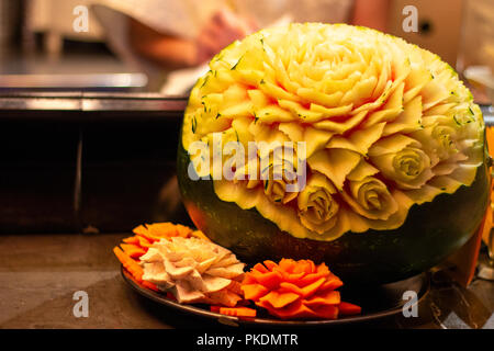 Thai mano cocomero scolpito a motivi floreali. Foto Stock