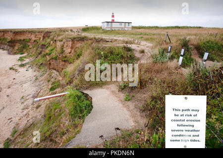 Happisburgh in North Norfolk è uno dei più rapidamente erodendo le coste delle Isole Britanniche. Già numerose case sono state perse al mare. Tho Foto Stock