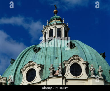 Johann Bernhard Fischer von Erlach (1656-1723). Karlskirche (St. Charles Church). In stile barocco. 1716-1737. Dedicata a San Carlo Borromeo. Dettaglio della grande cupola coronata da una croce. Vienna. Austria. Foto Stock