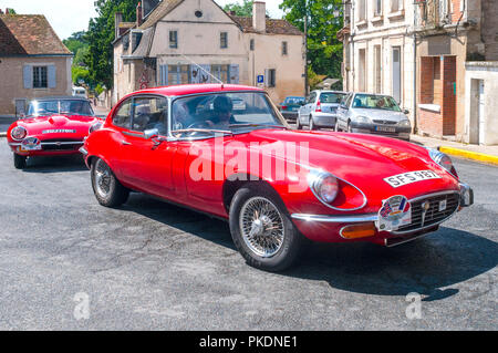 Classic E-type Jaguar la guida attraverso la città francese. Foto Stock