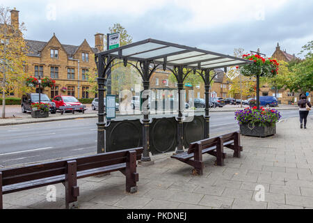 Vecchio stile rifugio di bus, Banbury Oxfordshire, Regno Unito. Foto Stock