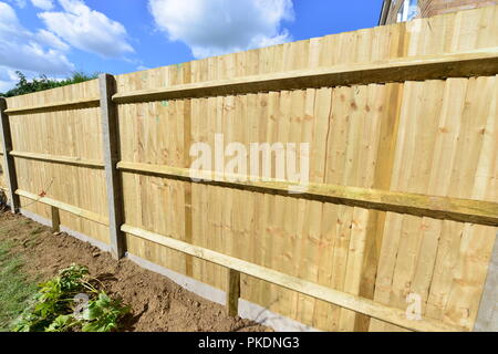 Un marchio nuovo giardino recinto nel Regno Unito nel settembre Foto Stock