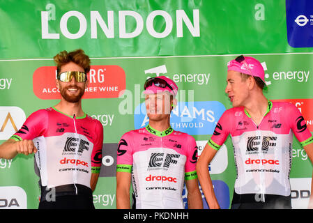 Taylor Phinney, Matti BRESCHEL e Hugh Carthy del team EF Education prima Drapac all'OVO Energy Tour della Gran Bretagna cycle race, stadio 8, Londra, Regno Unito. Foto Stock