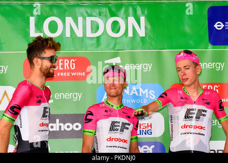 Taylor Phinney, Matti BRESCHEL e Hugh Carthy del team EF Education prima Drapac all'OVO Energy Tour della Gran Bretagna cycle race, stadio 8, Londra, Regno Unito. Foto Stock